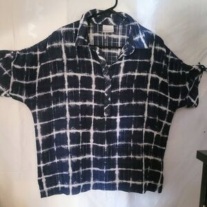 Columbia Women Navy and White Plaid Shirt.. (22 B)